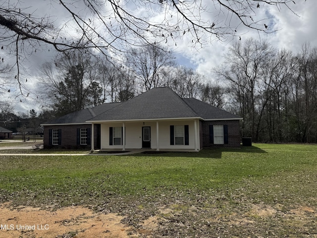 view of front of property featuring a front yard