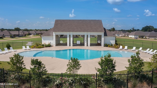 970 Glenwild Cir, Canton, MS 39046 - community pool with a patio area and a residential view