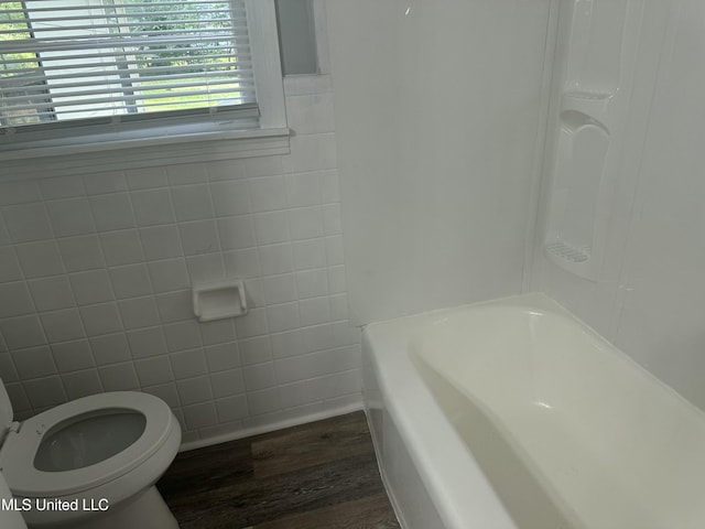 558 Daniel Cir, Jackson, MS 39212 - full bath featuring toilet, wood finished floors, and tile walls