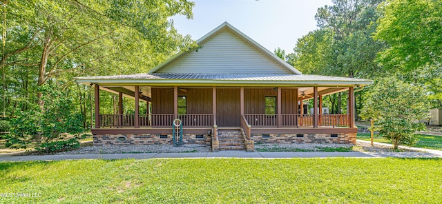 4005 Warriors Trl, Vicksburg, MS 39180 - farmhouse inspired home with board and batten siding, ceiling fan, a porch, a front lawn, and crawl space