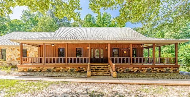 4005 Warriors Trl, Vicksburg, MS 39180 - farmhouse with ceiling fan, board and batten siding, and a porch