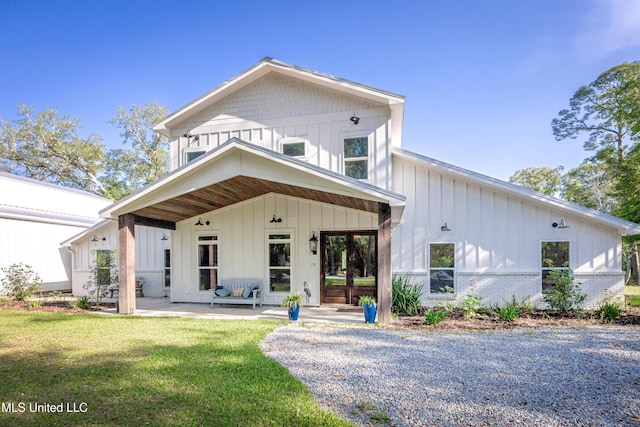modern inspired farmhouse with board and batten siding and a front yard