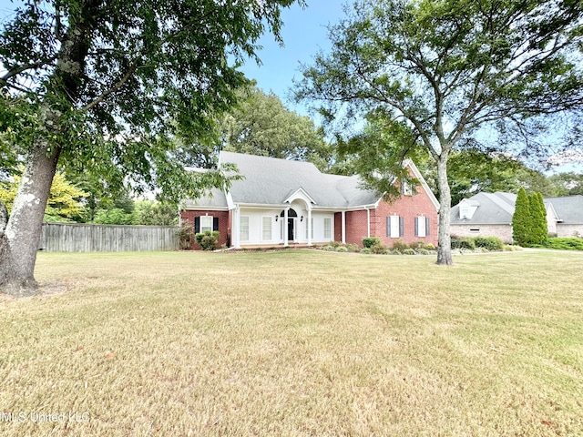 view of front facade featuring a front lawn