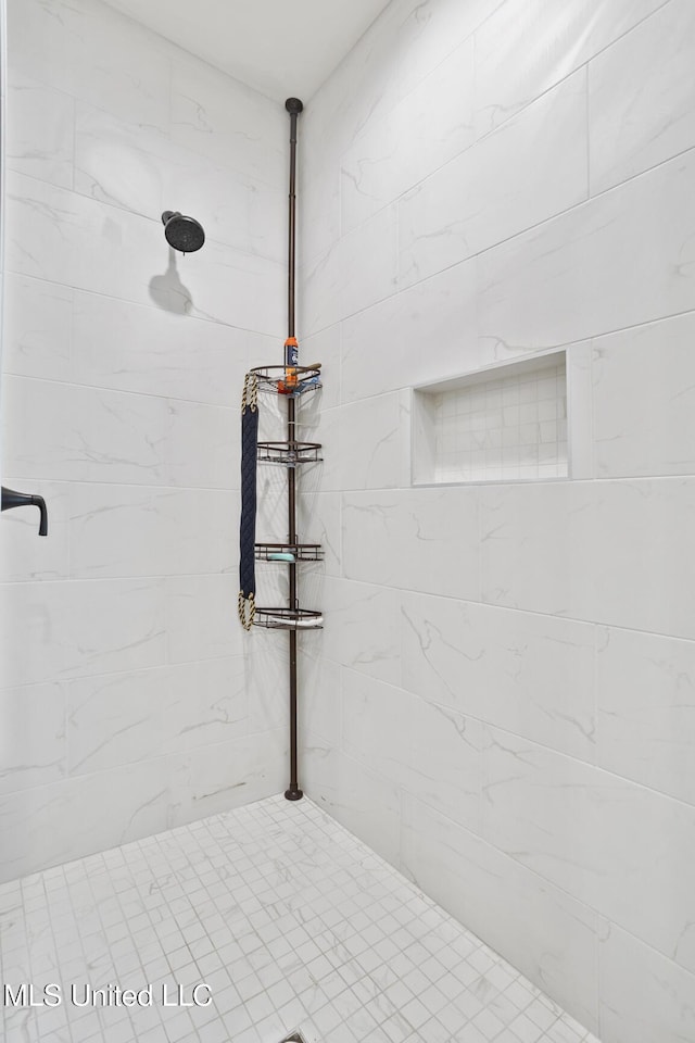 full bathroom featuring tiled shower