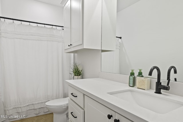 full bath with toilet, a shower with shower curtain, and vanity