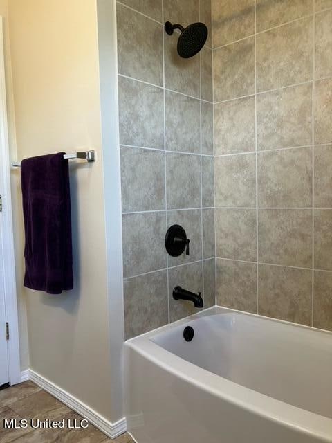 bathroom with tiled shower / bath