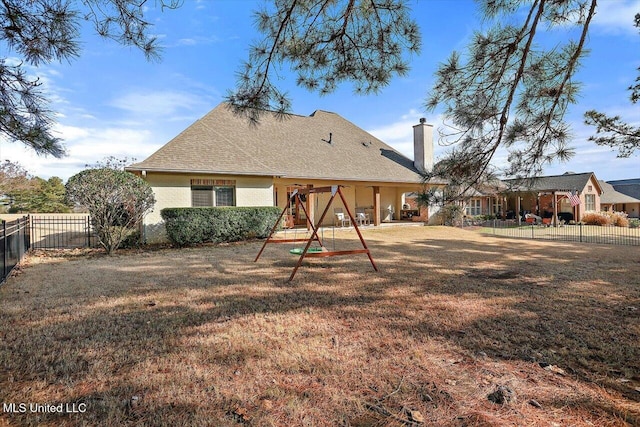 back of house featuring a lawn