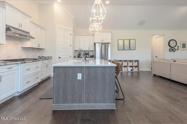 13604 Live Oak Loop, Olive Branch, MS 38654 - kitchen featuring appliances with stainless steel finishes, under cabinet range hood, ornamental molding, and white cabinetry
