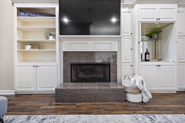 412 Dunlin Ct, Brandon, MS 39047 - living area with dark wood finished floors, a fireplace, and built in shelves