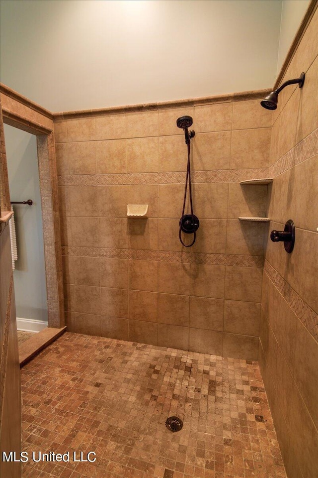 bathroom featuring tiled shower