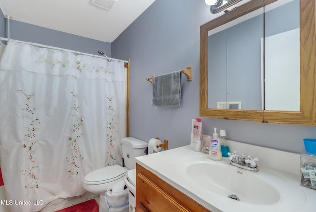 full bathroom with a shower with shower curtain, vanity, visible vents, and toilet