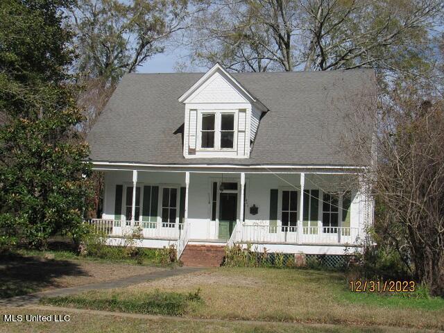 view of front facade featuring a front yard and a porch