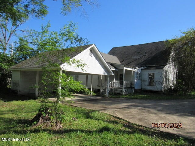 view of front of home with a front lawn