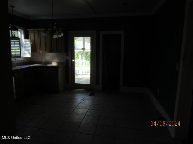 kitchen featuring dark tile patterned flooring, a notable chandelier, and sink