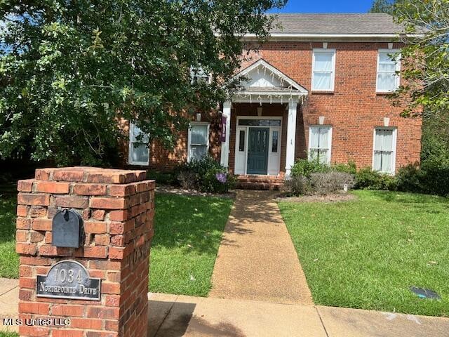 view of front of house featuring a front lawn