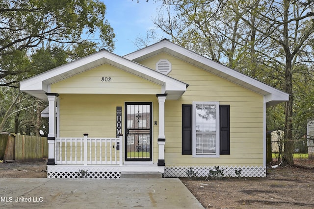 view of front of house with covered porch and fence