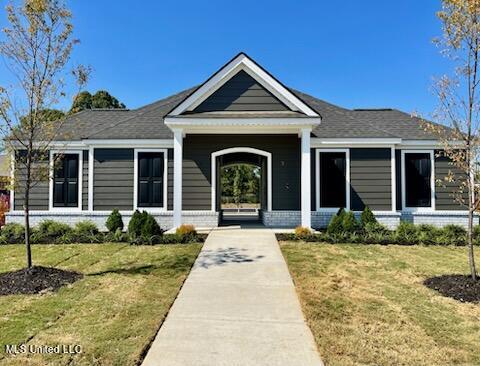 view of front facade with a front yard