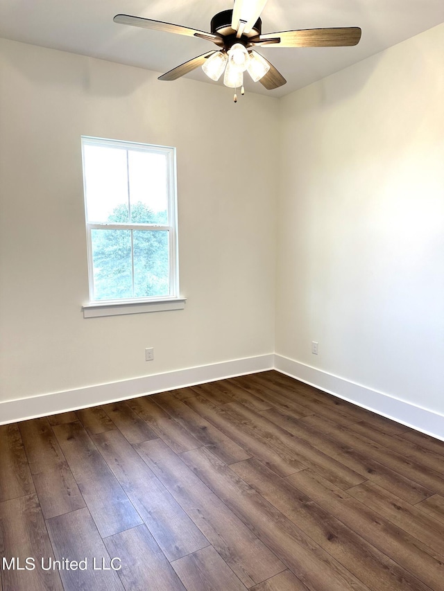 unfurnished room with dark wood-type flooring and ceiling fan