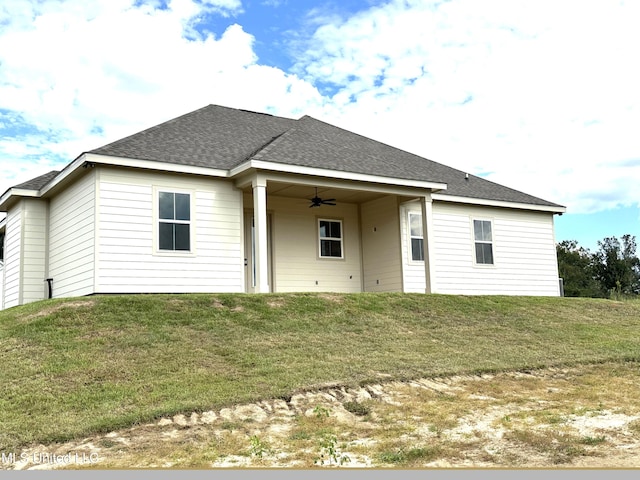 view of front of home featuring ceiling fan and a front yard