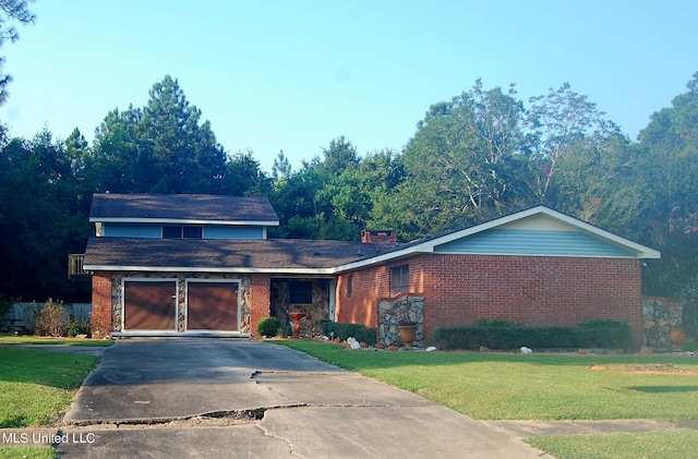 view of front of house featuring a front yard and a garage