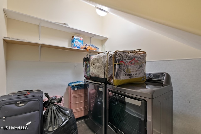 washroom featuring washing machine and clothes dryer