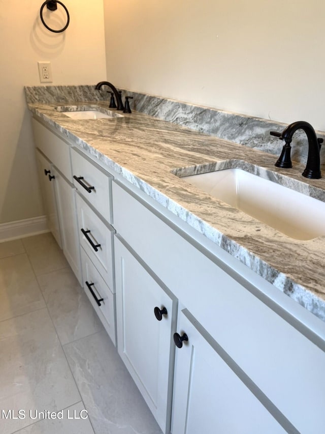 6 Hedges Plantation Pl, Natchez, MS 39120 - bathroom with double vanity and baseboards
