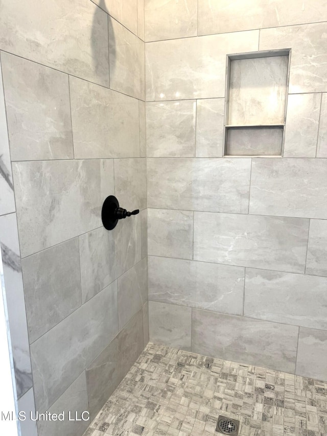 6 Hedges Plantation Pl, Natchez, MS 39120 - full bathroom featuring a tile shower