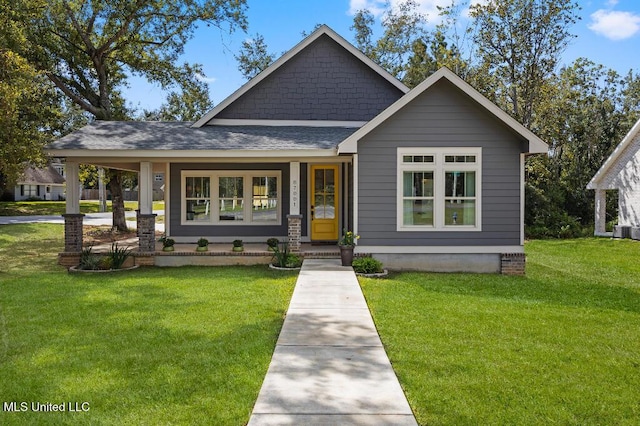 craftsman-style house featuring a front lawn and roof with shingles