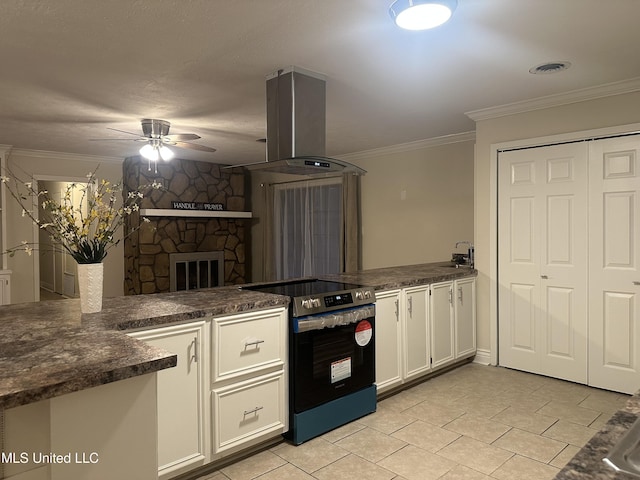 kitchen featuring electric stove, white cabinetry, ornamental molding, and kitchen peninsula