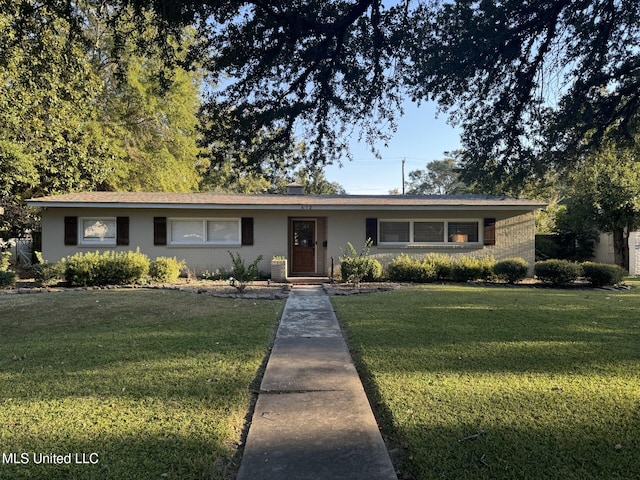 ranch-style home featuring brick siding and a front lawn