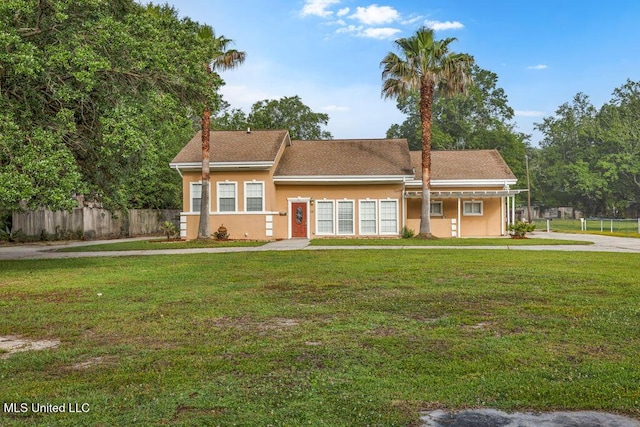 view of front facade featuring a front lawn