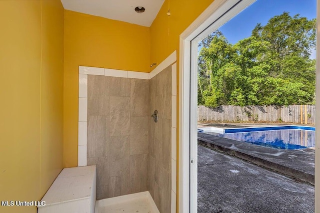 bathroom featuring tiled shower