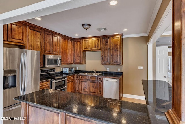 19 Poplar Cir, Gulfport, MS 39507 - kitchen with stainless steel appliances, a sink, ornamental molding, baseboards, and recessed lighting