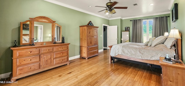 bedroom featuring ceiling fan, crown molding, and light hardwood / wood-style floors