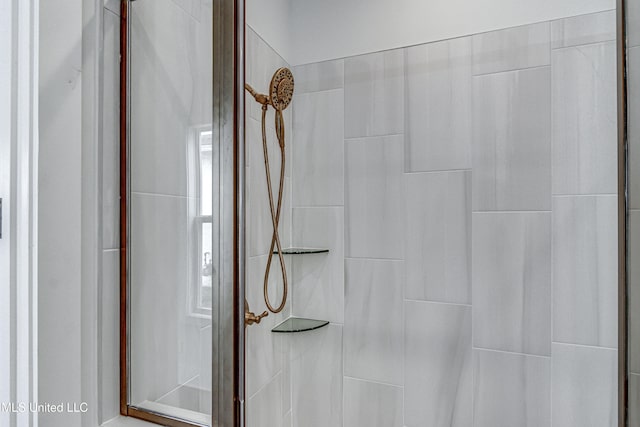 bathroom featuring a tile shower