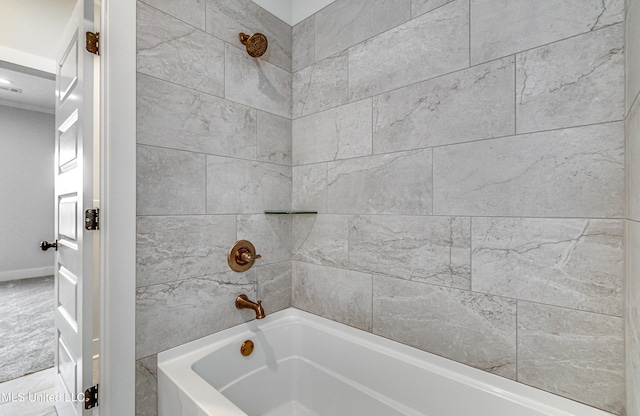 bathroom featuring tiled shower / bath