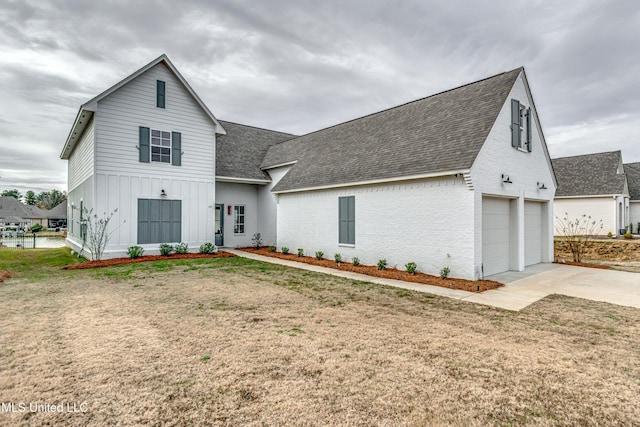 view of front of property featuring a front lawn