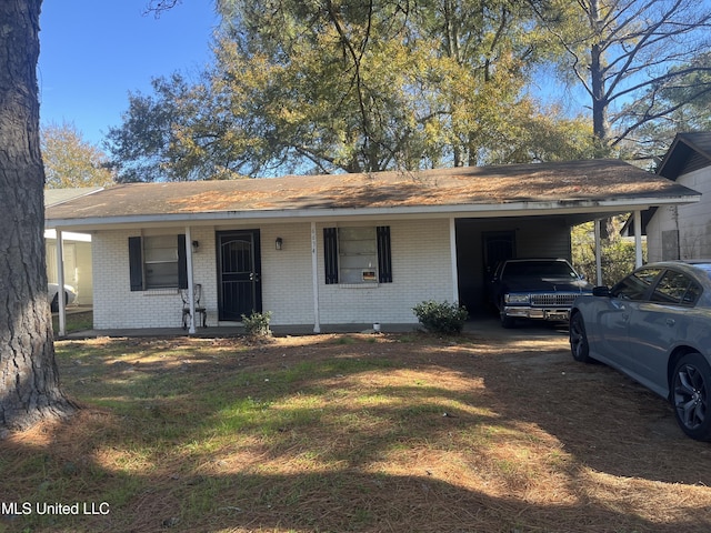 6634 Lake Glen Dr, Jackson, MS 39213 - single story home featuring a porch and a carport