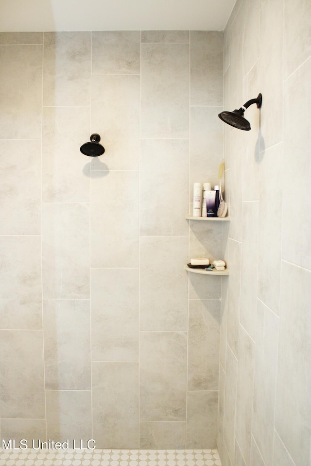 full bathroom featuring tiled shower