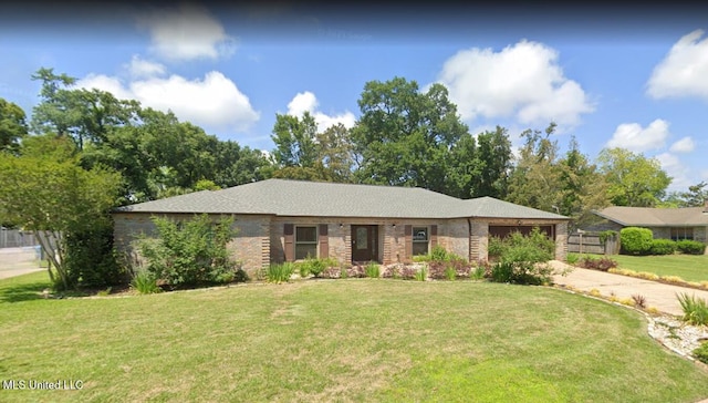 3 Villa Cove Dr, Gulfport, MS 39507 - prairie-style house featuring a garage and a front lawn