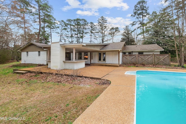 view of swimming pool featuring a yard