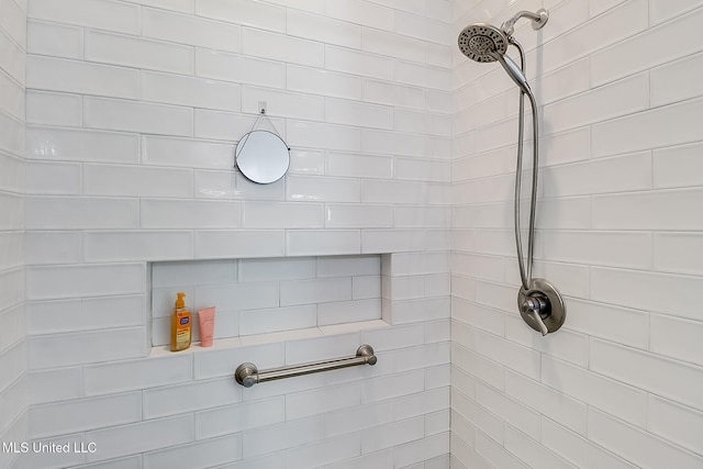 bathroom featuring a tile shower