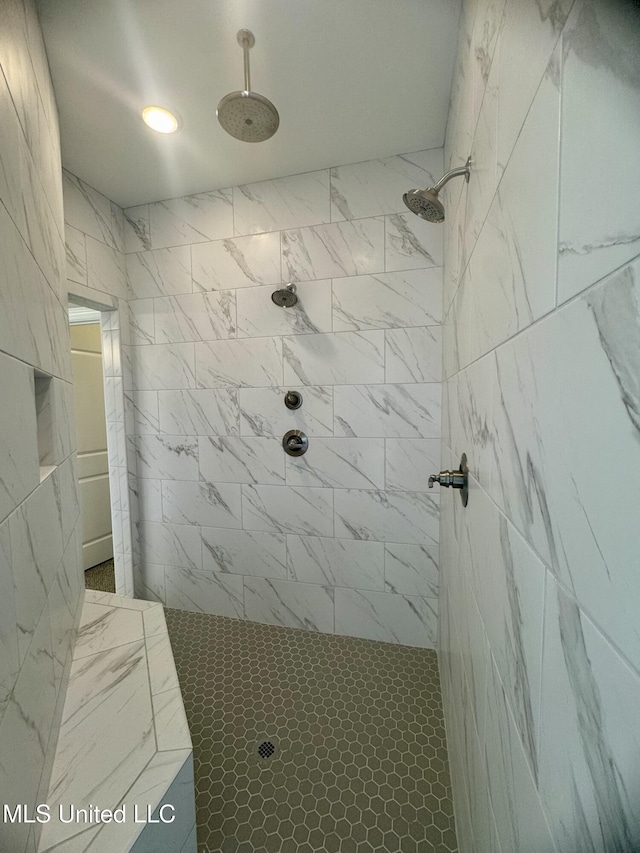 5322 Grays Valley Dr, Hernando, MS 38632 - full bathroom featuring tiled shower