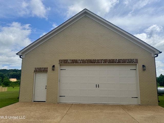 5322 Grays Valley Dr, Hernando, MS 38632 - garage featuring driveway
