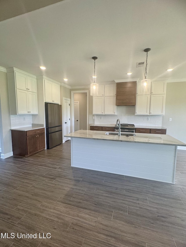 5322 Grays Valley Dr, Hernando, MS 38632 - kitchen featuring freestanding refrigerator, white cabinets, crown molding, backsplash, and an island with sink