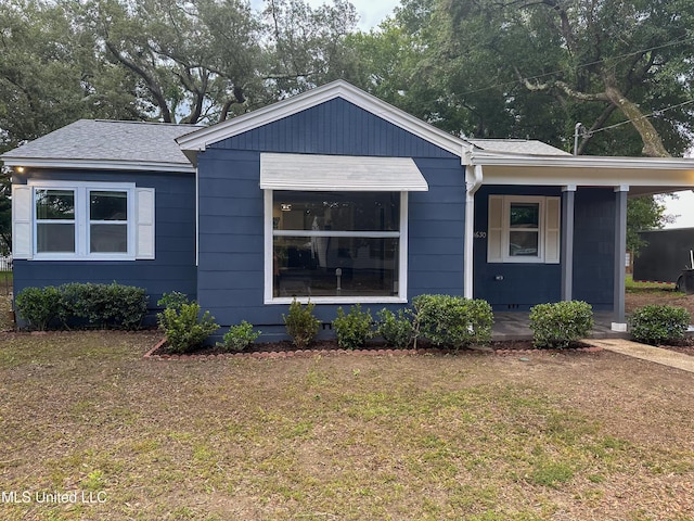 1630 Hollywood Blvd, Biloxi, MS 39531 - bungalow-style home featuring a porch, a front lawn, and a shingled roof