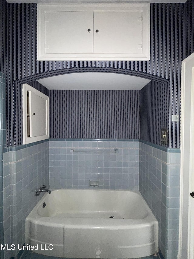 341 N Ruby Ave, Ruleville, MS 38771 - full bath featuring wallpapered walls and a garden tub
