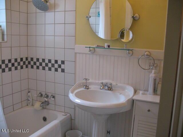 bathroom featuring sink and tiled shower / bath combo