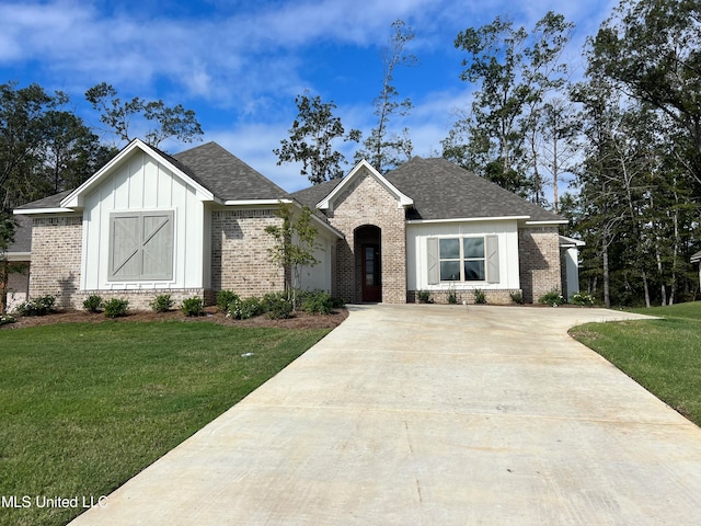 view of front of property with a front yard