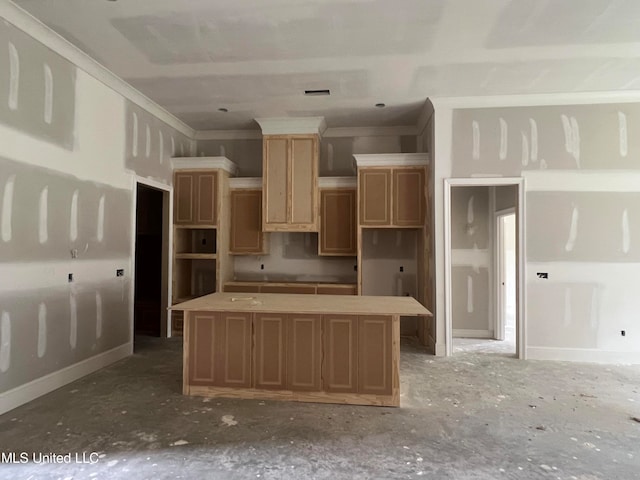 kitchen with crown molding and a kitchen island